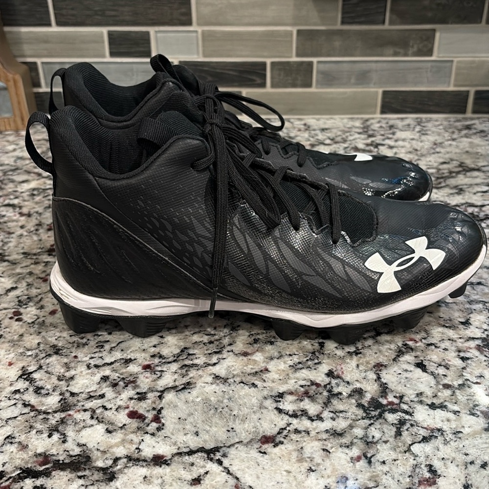 Under Armour Football Cleats Black/ white size 8. Lots of wear left in these.